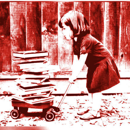Neska bat liburuz betetako orga batekin · Una niña arrastra un carrito lleno de libros
