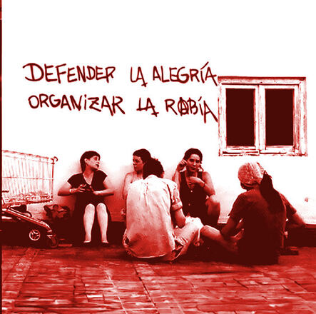 Emakumeak «Defender la alegría» pintadaren aurrean · Mujeres ante la pintada «Defender la alegría»