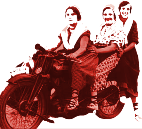 Hiru emakume moto zahar batean · Tres mujeres en una moto antigua